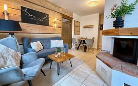 Small & Cozy 2 Bedroom City Apartment By Belle Stay